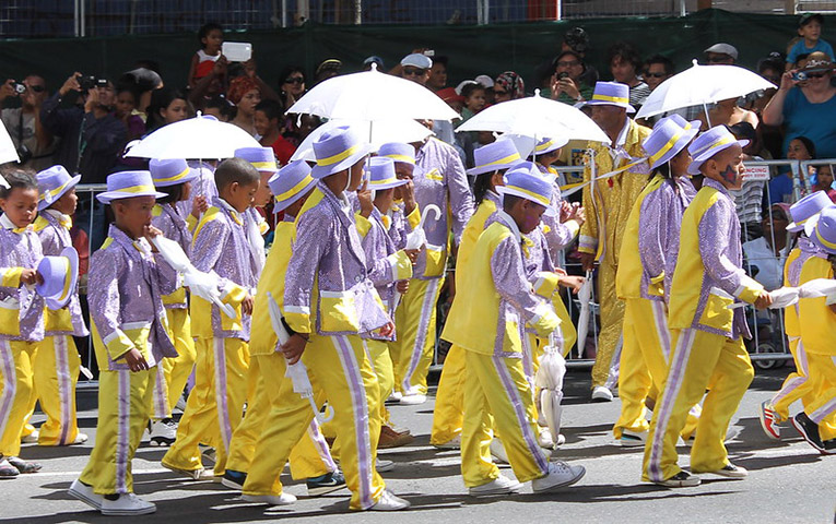  Na África do Sul, mais especificamente na Cidade do Cabo, a grande festa acontece no dia 2 de janeiro e se chama Tweede Nuwe-Jaar. Na data, milhares de menestréis saem às ruas com cores vivas, com guarda-chuvas coloridos e/ou tocando algum instrumento musical. 