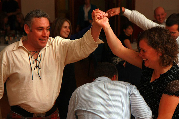 Na Escócia, a festa dura três dias e tem origem viking. A celebração tem muita procissão e tochas de fogos, além do ceilidh, a dança típica do país britânico. O Revéillon escocês se chama Hogmanay. 