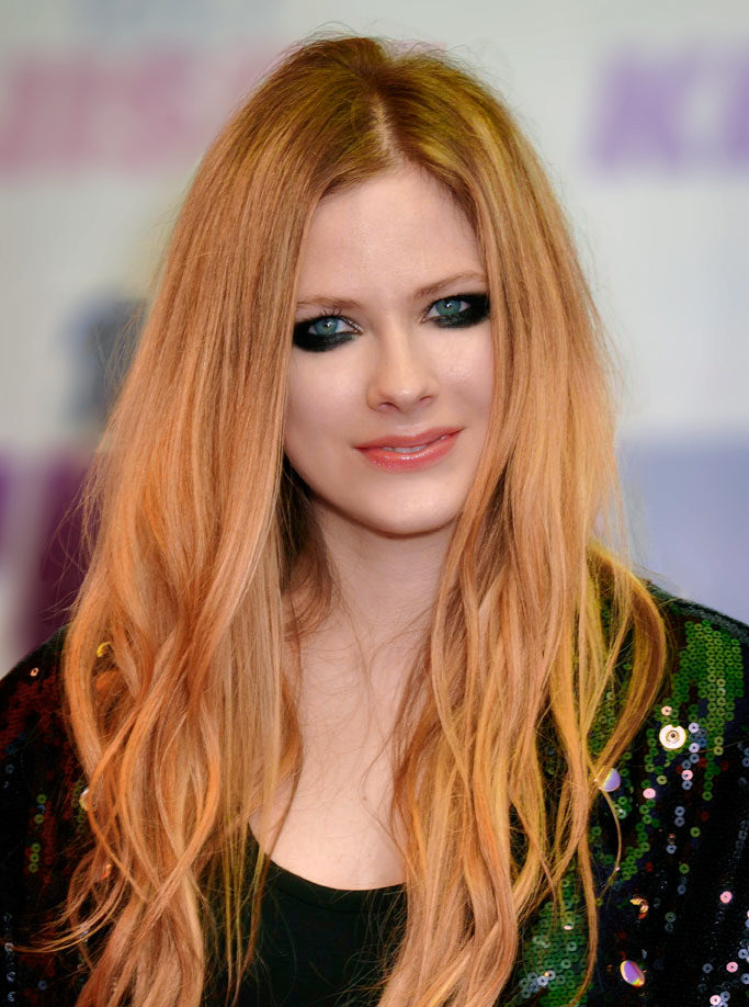 Avril Lavigne interrompeu a carreira por cinco anos após o diagnóstico em 2015, criou uma fundação de apoio a pacientes e lançou a música “Head Above Water” sobre sua experiência. 