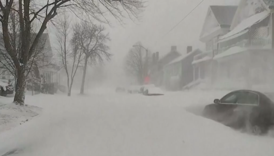 O cenário era de casas com 1,20 metro de neve na porta. As pessoas se isolaram nas residências sem condição de sair.