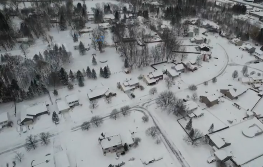 . A jovem Anndel Taylor, de 22  anos, voltava do trabalho num lar de idosos quando seu carro atolou, a 6 minutos de casa. Ela ficou presa e enviou um vídeo à família. Morreu no próprio carro. Foi na chamada "Nevasca do Século", que deixou 62 mortos em dezembro de 2022. 