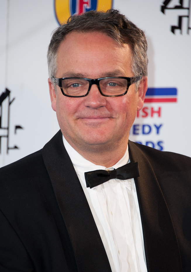 Por sinal, em 2023, o escritor Charlie Higson, conhecido por ter escrito uma série de livros da franquia ‘007’ intitulada "Young Bond", criticou a fase de Daniel Craig na pele do espião James Bond.-Christopher William Adach  wikimedia commons