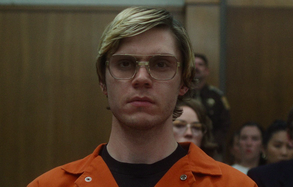 O destaque está nas atuações, especialmente a de Evan Peters como Dahmer, premiado com o Globo de Ouro, e na crítica social sobre o descaso das autoridades com denúncias feitas por vizinhos negros. 
