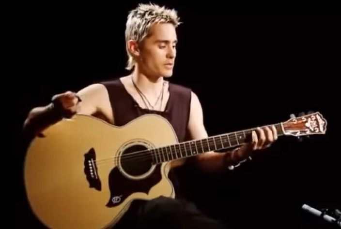 Jared Leto tocando violão