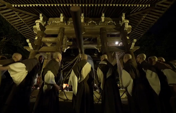 No Japão, a festividade se chama oshougatsu e vai até o dia 03 de janeiro. Lá, a celebração é muito ligada ao Budismo, uma das principais religiões do país. O ano novo é recebido com as 108 badaladas dos templos budistas. 