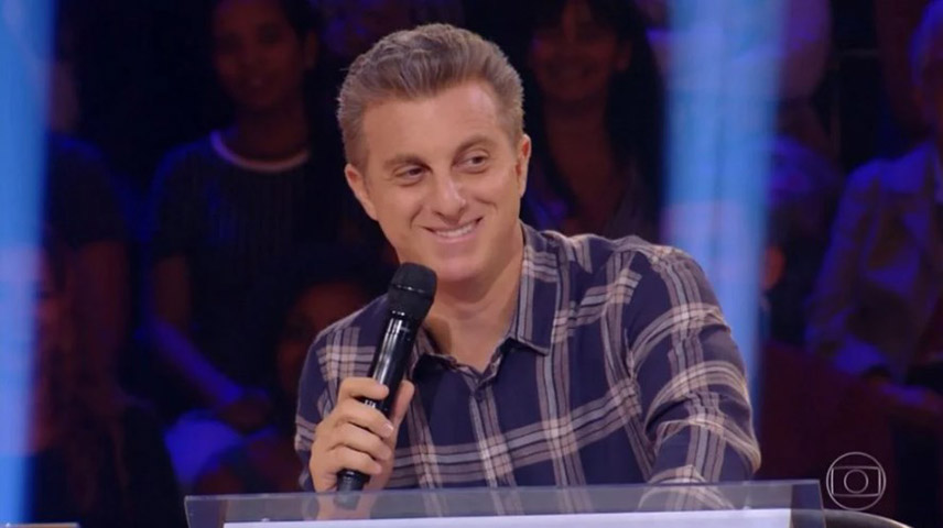 Em setembro de 1999, Luciano Huck assinou contrato com a TV Globo para comandar o “Caldeirão do Huck”, exibido aos sábados à tarde em todo o Brasil. O programa foi um sucesso, líder de audiência, e consolidou Luciano como um dos maiores apresentadores do país. Ele, inclusive, recebeu seis prêmios consecutivos de melhor apresentador no Prêmio Extra de Televisão.
