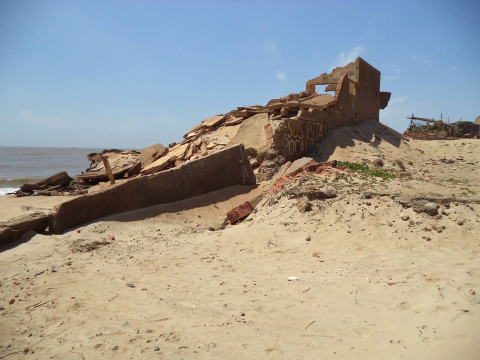 Daí as chamadas "Ruínas de Atafona" (foto), restos do que sobrou de residências que existiam à beira da praia e que foram destruídas pelas ondas. 