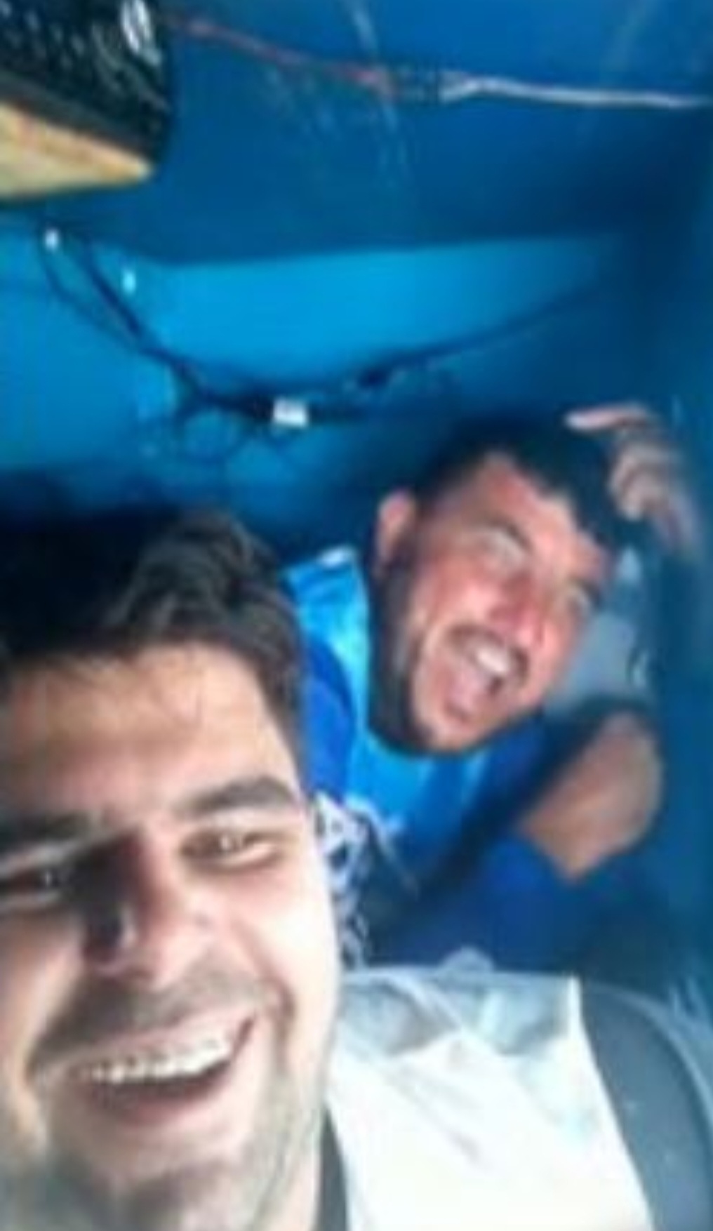 A família de Deivid estava desesperada e chegou a acionar a Marinha. O barco dele foi achado, mas o pescador já havia se afastado muito e, finalmente, conseguiu ser visto pelo colega. Foi festa. 