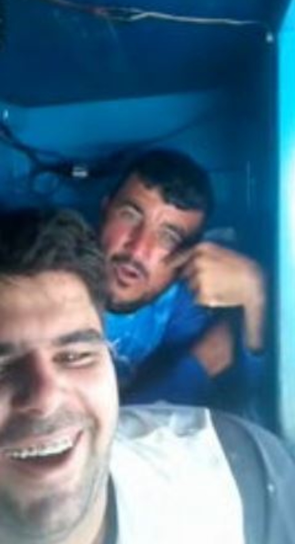 Aos 43 anos , Deivid passou por essa experiência aterrorizante e foi encontrado por um outro pescador (que aparece na frente na foto, tendo Deivid logo atrás, após o resgate). 