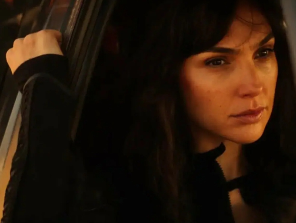 Em 2019, Gadot fundou sua própria produtora, chamada Pilot Wave, com o objetivo de levar histórias inspiradoras e envolventes para as telas e ter maior controle sobre sua carreira. O primeiro filme produzido pela empresa foi “Agente Stone”, protagonizado por Gadot, que estreou em 2023 na Netflix e foi o segundo filme mais visto da plataforma naquele ano.
