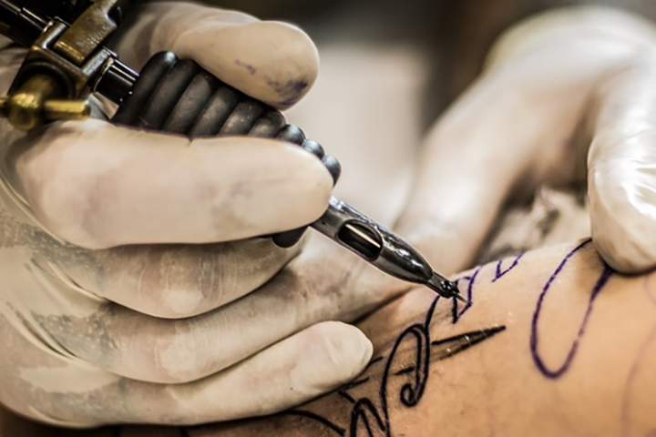 Conforme relato do tribunal, a cliente buscou o estúdio de tatuagem com o intuito de prestar uma homenagem à sua irmã falecida.