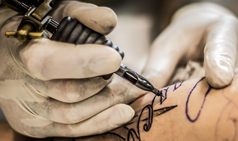 Conforme relato do tribunal, a cliente buscou o estúdio de tatuagem com o intuito de prestar uma homenagem à sua irmã falecida.
