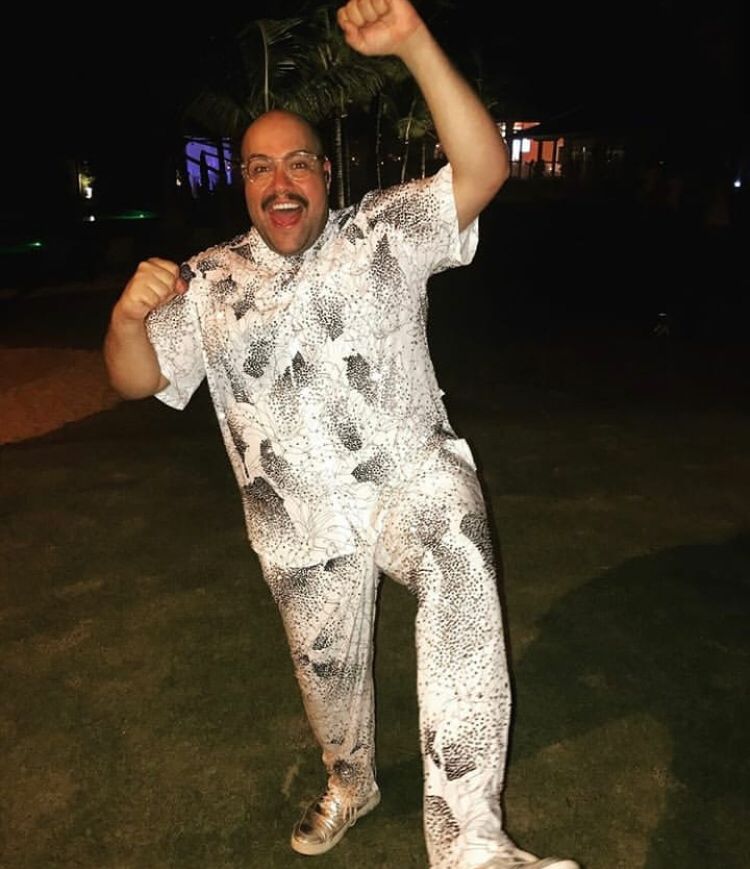 <p>Tiago Abravanel: Pra quem assistiu ao BBB 22 e viu Abravanel usando muitas roupas que lembravam pijamas, saiba que nunca foi à toa. O ator é dono da marca “Tjama”, fundada em 2018, em parceria com a mãe, Cintia Abravanel.</p>
