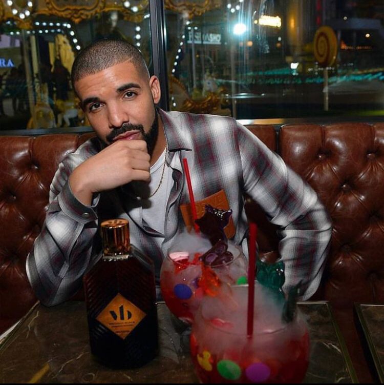 Drake — rapper, cantor, compositor, produtor musical e empresário canadense, nascido em 24 de outubro de 1986, em Toronto (Ontário). Iniciou a carreira artística como ator na série juvenil Degrassi: The Next Generation, nos anos 2000, antes de se tornar um dos maiores nomes do hip-hop e R&B mundial.