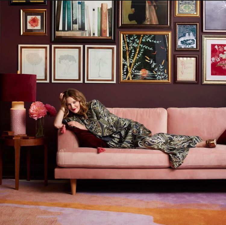 <p>Drew Barrymore: Além de uma marca de vinhos, a atriz também é dona de uma marca de cosméticos (“Flower Beauty”) e outra de design de interiores, a “Flower Home”.</p>
