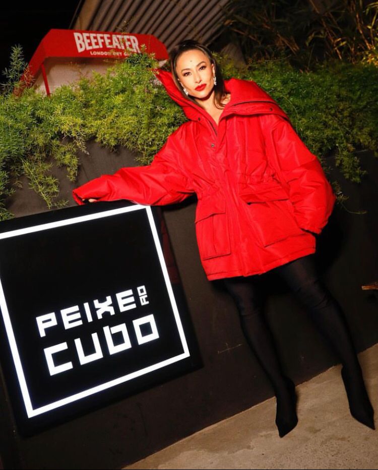 <p>Sabrina Sato: Em 2019, a apresentadora criou a OdontoSpecial, uma rede de tratamentos odontológicos, junto com seu cunhado, o dentista Felipe Abreu. No mesmo ano a japa se tornou sócia da rede de restaurantes “Peixe ao Cubo”.</p>
