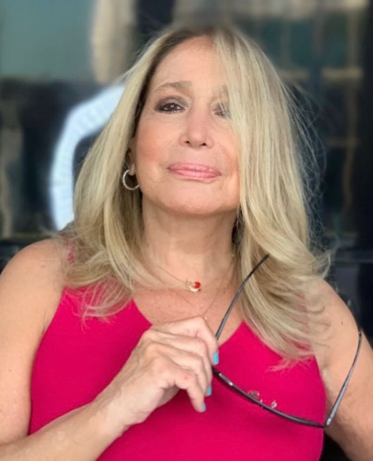 Susana Vieira - A atriz paulista, nascida em 23/8/1942, se chama Sônia Maria Vieira Gonçalves. Estreou na TV em 1962 e adotou o nome da irmã (a atriz Susana Gonçalves) para sua identidade artística. 