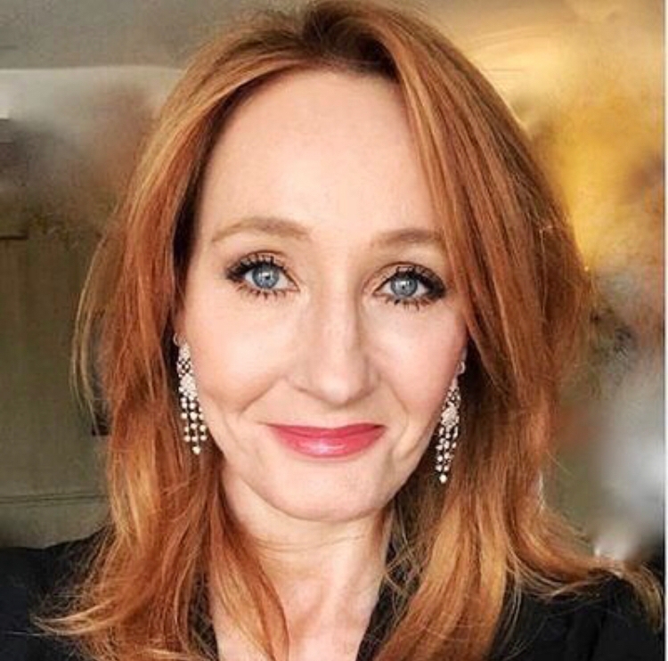 Todos os fãs sabem que Joanne Kathleen Rowling foi quem escreveu os livros da saga “Harry Potter”, mas talvez o que alguns não tenham conhecimento é que a abreviação J. K. Rowling foi uma decisão do agente da editora.
