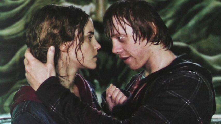 Cena memorável: Beijo de Rony e Hermione - Os fãs mais românticos de Harry Potter esperaram ( e muito) que os dois se beijassem, porém a espera valeu a pena. A cena consegue transmitir todo o nervosismo e desejo dos dois amigos que por tantos anos ficaram no quase e nas indiretas.-Divulgação