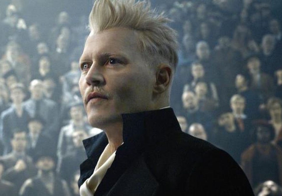 Não tem jeito, ninguém é envolvido em mais polêmicas do que a própria autora J. K. Rowling. Muitos fãs questionaram quando ela defendeu a escolha de Johnny Depp para viver Gellert Grindelwald em "Animais Fantásticos e Onde Habitam" (2016), filme derivado da série original.