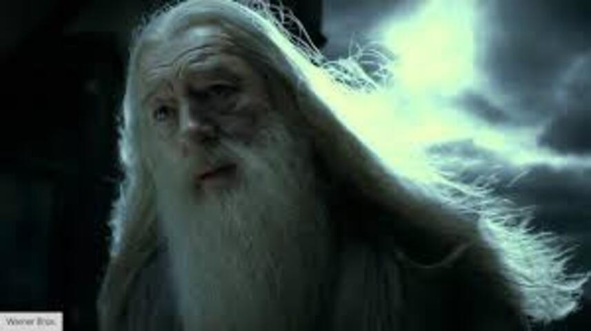 Cena memorável: Funeral de Dumbledore - O diretor de Hogwarts era um mentor e protetor de Harry e sua presença passava segurança de que tudo iria ficar bem. Ver o sábio e poderoso bruxo morrer abalou a todos e a cena do funeral é uma das mais marcantes de toda a série de filmes. -Divulgação