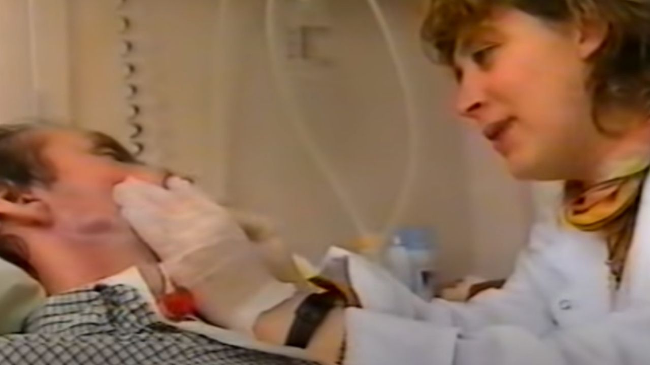 Jean-Dominique Bauby - Francês (1952-1997) - Famoso jornalista, sofreu um ataque cardíaco e entrou em coma por 20 dias. Depois, quando se recobrou, ele teve síndrome do confinamento (consciente de tudo, mas sem se mexer). Escreveu um livro, porém, movendo uma pálpebra conforme uma pessoa recitava o alfabeto. 