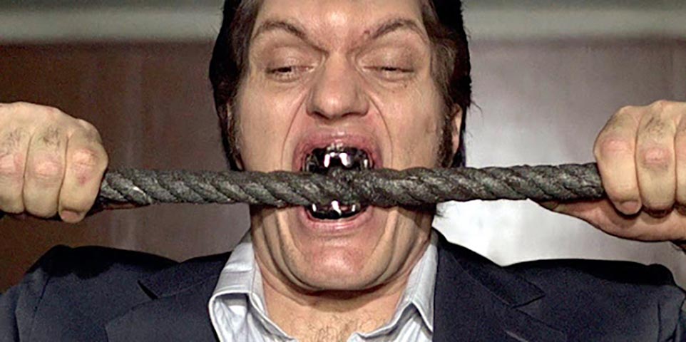 Jaws, interpretado pelo ator Richard Kiel, Ã© um grande vilÃ£o de James Bond.  Ele tinha dentes de aÃ§o e tentou roer os cabos do Bondinho do PÃ£o de AÃ§Ãºcar. TambÃ©m apareceu em "007 O EspiÃ£o Que Me Amava" (1977).-ReproduÃ§Ã£o de cena 