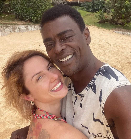 Samba, Flor Maria, Luz Bella e Maria Aimée - Esses são os nomes dos filhos de Seu Jorge.  Flor e Luz são do casamento com Mariana Jorge; Maria Aimée da relação com Fernanda Mesquita. E Samba é do casamento com Karina Barbieri. 