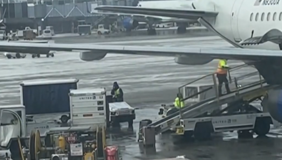 Em Nashville, o sistema de transporte de bagagens congelou.  Por isso, as malas tiveram que ser retiradas e levadas para o terminal. 