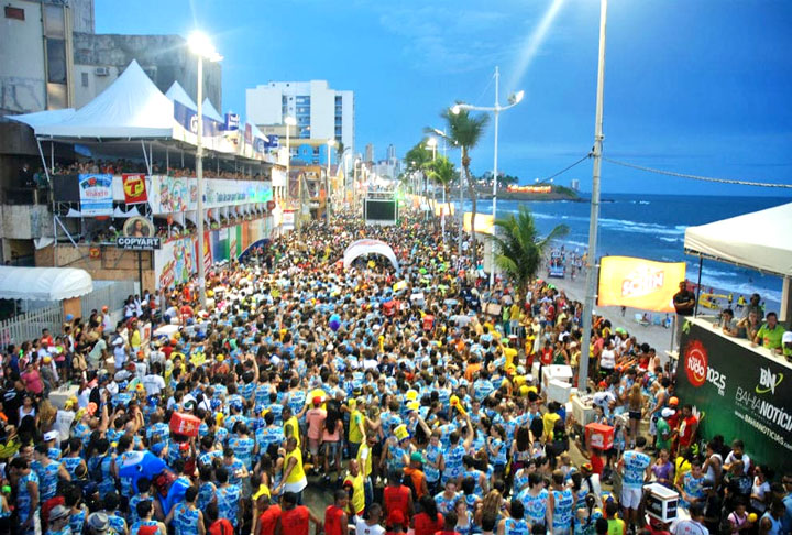 Além do carnaval carioca, também fazem muito sucesso o desfile das escolas em São Paulo, e as folias de Pernambuco e da Bahia, com frevo e trios elétricos. -PAPA EVENTOS - Flickr
