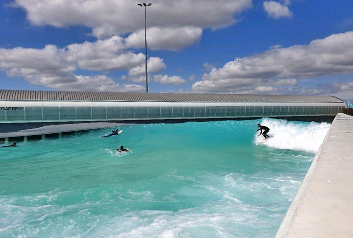 Com duas partes divididas, o canto mais distante é para os surfistas mais habilidosos.? Já o lado interno da piscina tem ondas mais suaves, ideal para surfistas aprendizes.