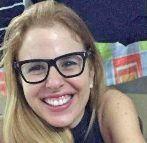 Condenada a 39 anos de prisão pelo assassinato dos pais, ocorrido em 2002, Suzane cumpre a pena em regime aberto e tem sido vista circulando pelas ruas de Águas de Lindóia, tomando banho nas cachoeiras locais e cuidando dos cabelos em famoso salão de beleza do município. 
-Reprodução Redes Sociais