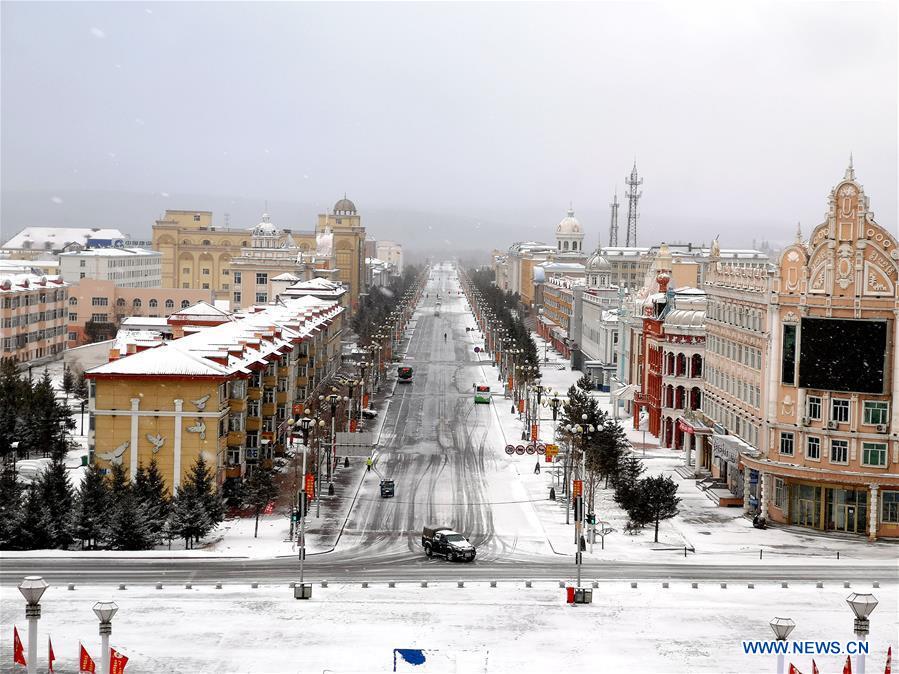 A cidade, que tem pouco mais de 83 mil habitantes, fica na província de Heilongjiang e faz fronteira com a Rússia, um dos lugares mais frios do mundo.