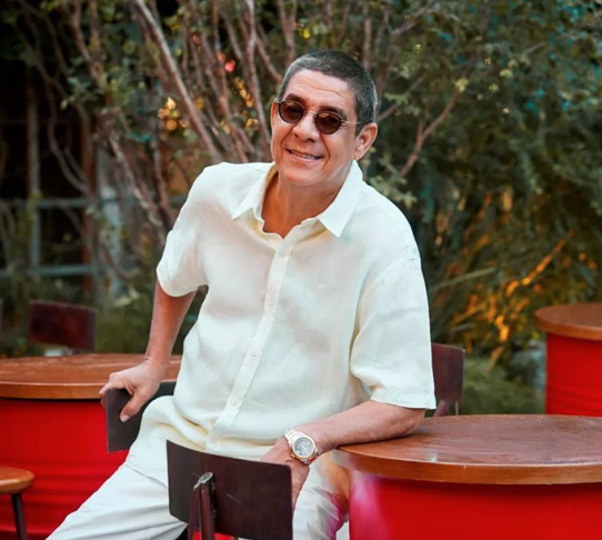 Ícone do samba, com uma carreira sólida e marcada por sucessos que atravessam gerações, o cantor é sinônimo de alegria e um retrato fiel do espírito carioca.
-Instagram @zecapagodinho