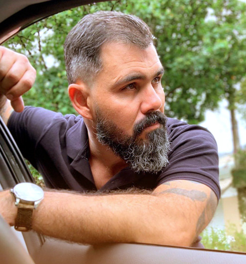 Para ele, a paternidade Ã© um exercÃ­cio diÃ¡rio de entrega. AtÃ© tarefas simples ganham outra proporÃ§Ã£o, como ir ao mercado. 