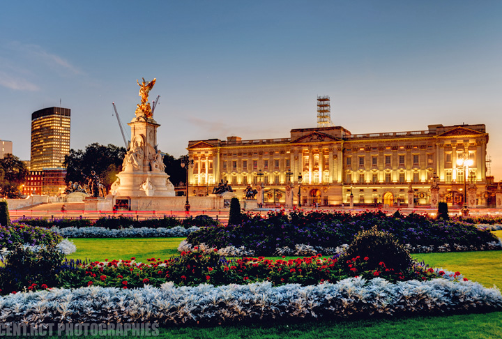 Palácio de Buckingham - Descrição: Residência oficial do monarca britânico desde 1837, o Palácio de Buckingham é um símbolo da monarquia. O palácio também é famoso pela troca da guarda, uma cerimônia tradicional - Localização: Westminster - Referências Históricas: Construído em 1703 como a Casa Buckingham, foi transformado em palácio pelo rei Jorge IV-Vincent RCT Photographies - Flickr