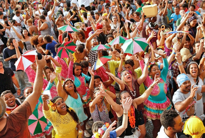 <p>O frevo é uma música ligeira, feita para o Carnaval para proporcionar mais animação nos folguedos, e é uma fusão de gêneros como marcha, maxixe, dobrado e polca, com a dança influenciada pela capoeira.</p>
