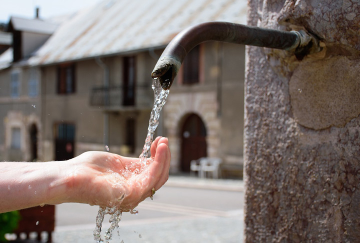 Por isso, a Ã¡gua potÃ¡vel estÃ¡ se limitando Ã  proveniente da chuva. Mas nem sempre chove. E o paÃ­s vem enfrentando perÃ­odos de seca.