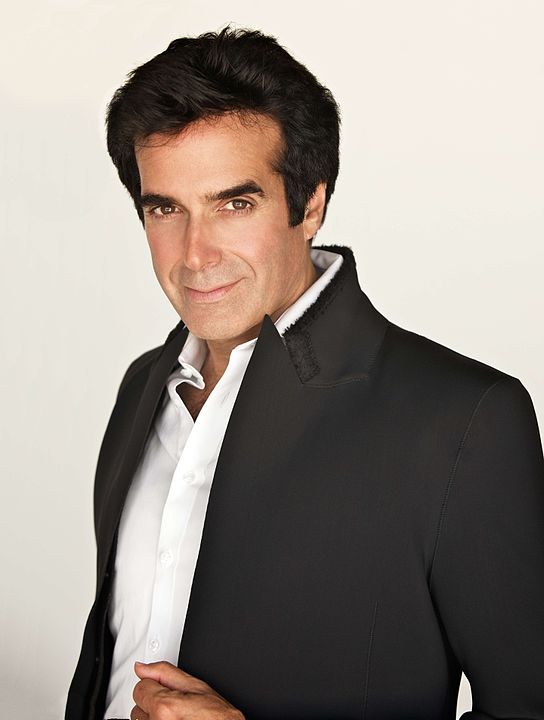 DAVID COPPERFIELD - Americano, nascido em 16/9/1956, mágico desde adolescente, tornou-se o mais famoso do mundo nos anos 1990, 11 vezes no Livro dos Recordes e com 21 prêmios Emmy. Já fez a Estátua da Liberdade desaparecer e depois reaparecer sobre o Grand Canyon e também atravessando a Muralha da China.