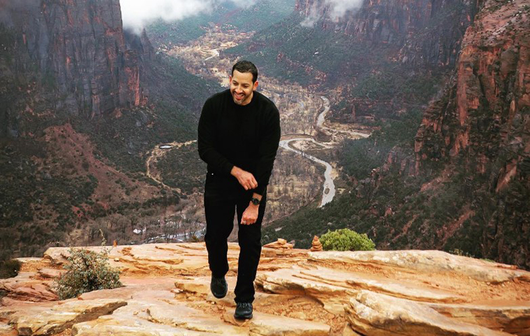 DAVID BLAINE - Americano, nascido em 4/4/1973, ele se projetou nos anos 1990, sua especialidade é a resistência: já foi "queimado", colocado em bloco de gelo e submerso em aquário. 