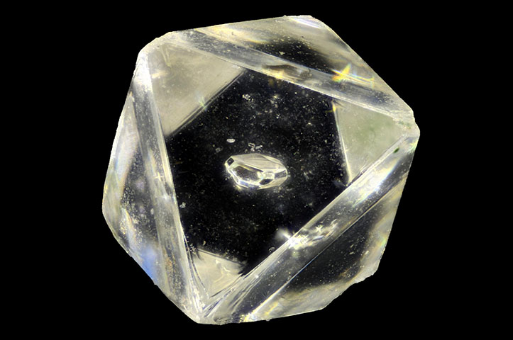 O diamante é uma das pedras mais valiosas do mundo. Ele não existe em abundância na natureza. E enche os olhos com seu brilho magnifico.  Esse brilhante é formado de carbono puro cristalizado, que fica depositado em camadas internas da crosta terrestre.