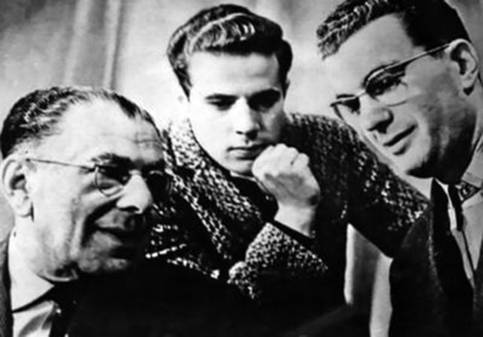 KIO -  Emil Teodórovich Girshfeld Renard é russo e ficou conhecido transformando mulheres em leões e fazendo pianos flutuarem. Trabalhou como ator em teatro de miniaturas e em circo antes de ser ilusionista. 