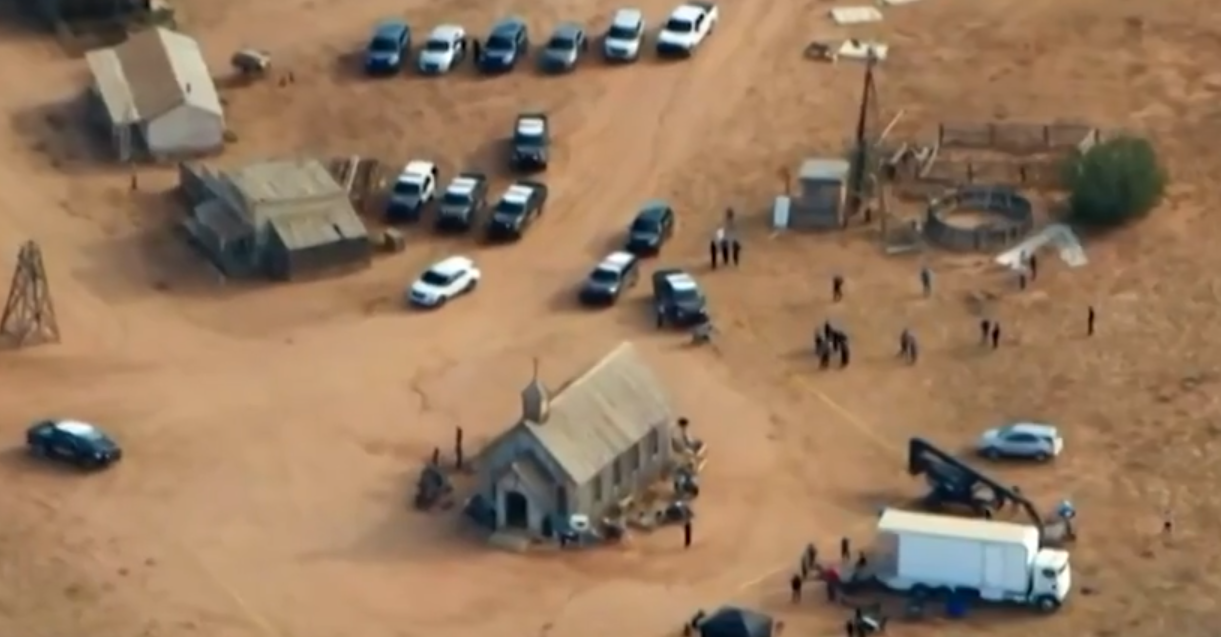 O crime ocorreu durante gravação do faroeste, no Bonanza Creek Ranch, nos arredores de Santa Fé, Novo México.  Na imagem, carros de polícia que chegaram ao set para investigar a ocorrência. 