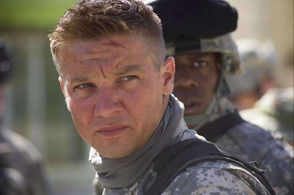 Prova disso é a participação do ator em filmes da franquia de sucesso “Missão Impossível”, além de alguns longas que concorreram ao Oscar como “A Chegada” (2016), “Trapaça” (2013) e “Guerra ao Terror” (2008) –  este último arrebatou seis estatuetas, incluindo a de Melhor Filme.