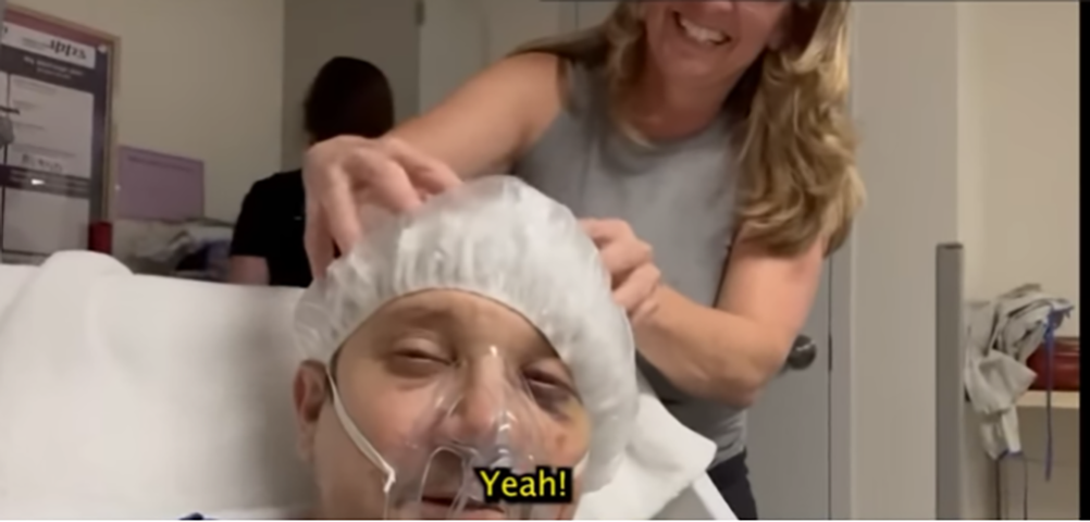 No dia 5/1/2023, Jeremy postou um vídeo em que recebia cuidados da irmã no hospital.  O ator, que precisou passar por duas cirurgias de emergência no dia seguinte ao acidente, não se abalou e demonstrou bom humor: 