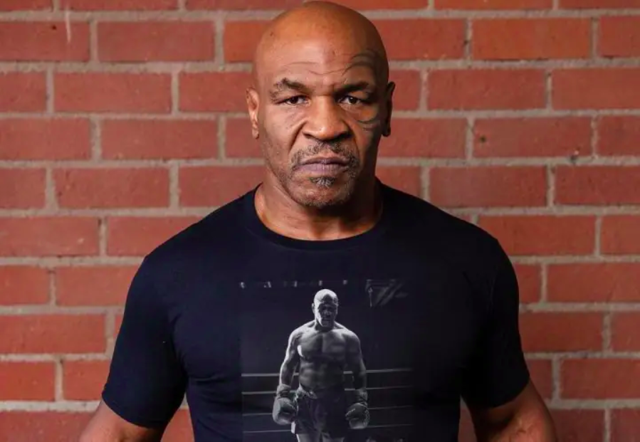 Mike Tyson: O ex-campeão mundial de boxe foi condenado em 1992 a seis anos de prisão pelo estupro de uma jovem de 18 anos, ocorrido em 1991. Cumpriu cerca de três anos da pena e foi libertado em 1995. Tyson sempre declarou ser inocente e retomou a carreira nos ringues após deixar a prisão.
