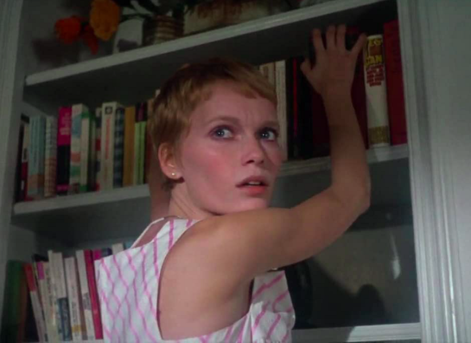 E essa não foi a única história trágica ligada ao filme. Em 1969, o produtor William Castle foi internado de emergência por conta de um episódio de falência renal e não resistiu. Ele inclusive já vinha sendo ameaçado de morte por conta da temática anticristã do filme.