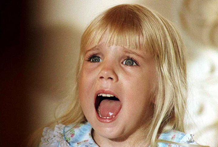 Tempos depois, a atriz mirim Heather O’Rourke, que viveu a pequena Carol Anne nos três filmes, também morreu depois de terminar as gravações do último filme. Ela tinha apenas 12 anos!