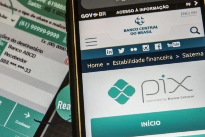 Influenciadora transfere pix por engano, recupera o dinheiro e dá prêmio pela honestidade