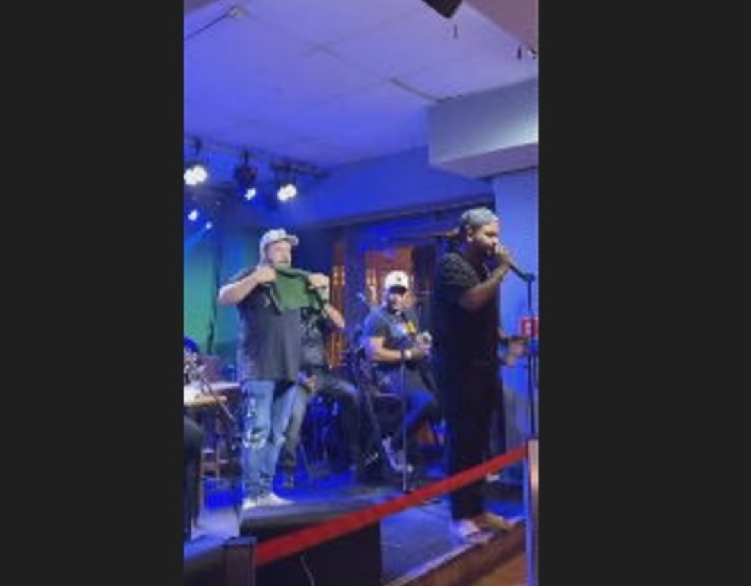 O cantor Renatinho Bokaloka, de 48 anos, vocalista da banda Bokaloka, morreu em 2023, um dia após sofrer um infarto durante show na Barra da Tijuca, no Rio de Janeiro. 